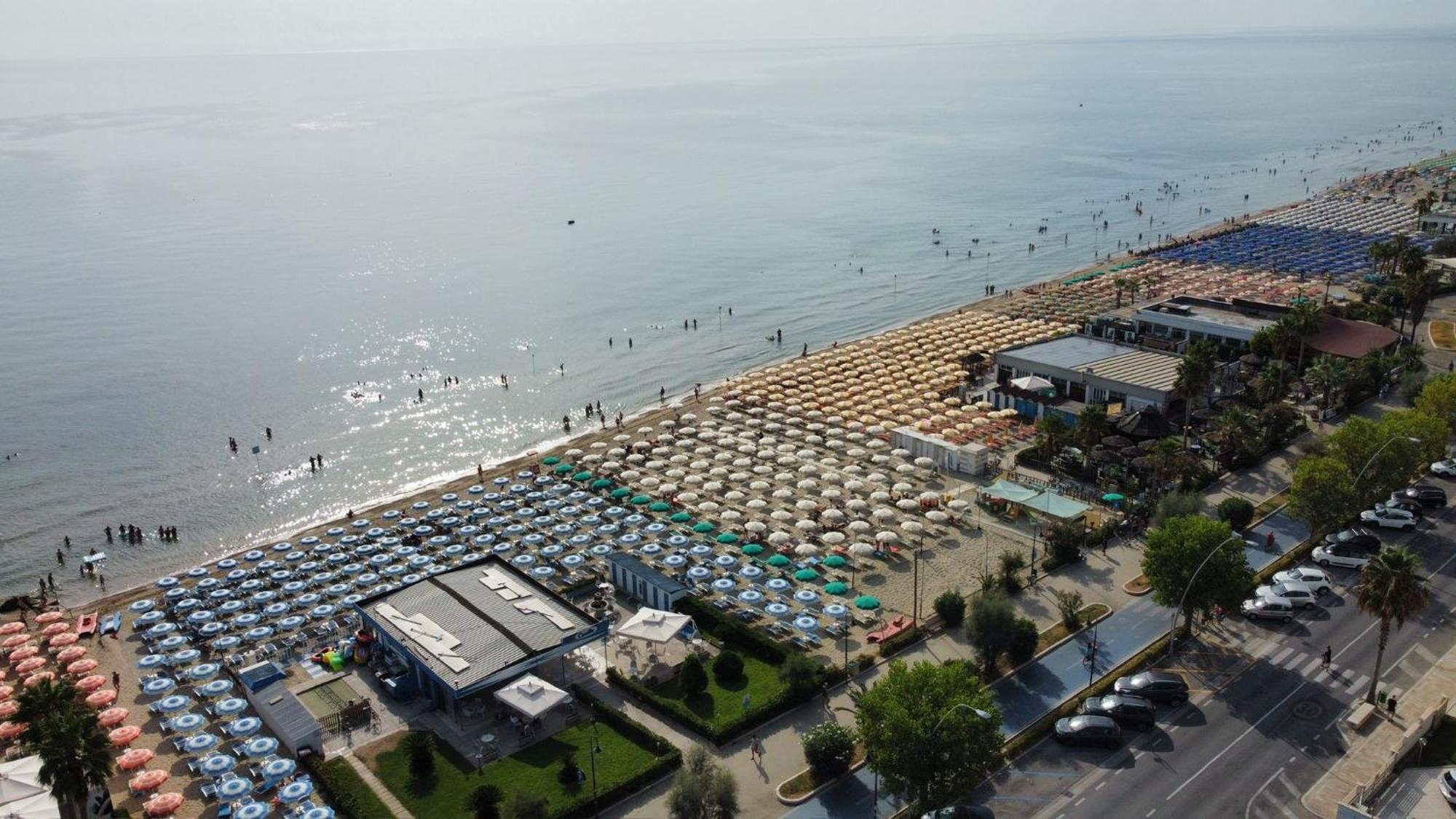 Hotel Esperia Alba Adriatica Exterior photo